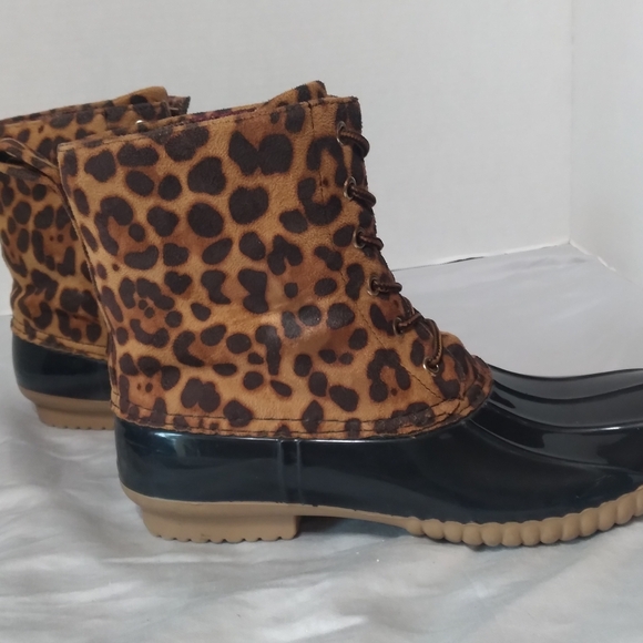 Yoki Leopard Print Winter Boots with Black and Tan Accents - Picture 4 of 4